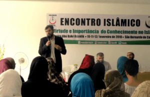 Encontro islâmico na mesquita Abu Bakr Assidick