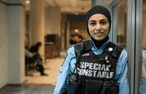 Pela primeira vez, oficial de polícia muçulmana usa o véu “Hijab” na Grã-Bretanha