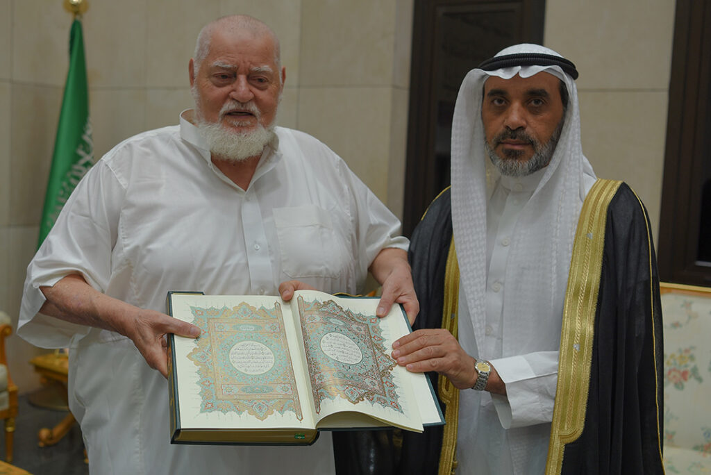 O presidente do CDIAL foi presenteado pelo Secretário-Geral com uma cópia especial do Alcorão