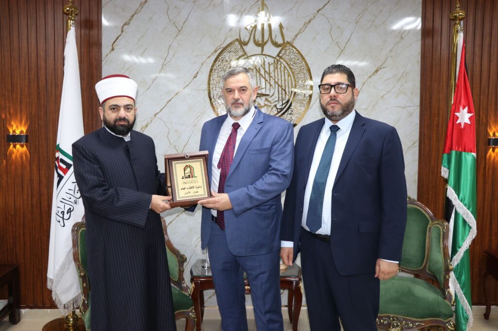 Diretor geral do CDIAL, Ziad Ahmad Saifi, recebe placa de homenagem de Sua Eminência o Grande Mufti do Reino Hachemita da Jordânia, Dr. Ahmad Al-Hasanat.