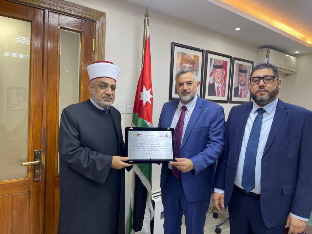 Diretor geral do CDIAL, Ziad Ahmad Saifi, entrega placa de homenagem a Sua Excelência o Ministro de Awqaf, Assuntos Islâmicos e Lugares Sagrados do Reino Hachemita da Jordânia, Dr. Mohammad Al-Khalayleh.