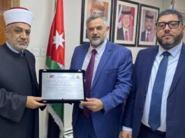Diretor geral do CDIAL, Ziad Ahmad Saifi, entrega placa de homenagem a Sua Excelência o Ministro de Awqaf, Assuntos Islâmicos e Lugares Sagrados do Reino Hachemita da Jordânia, Dr. Mohammad Al-Khalayleh.