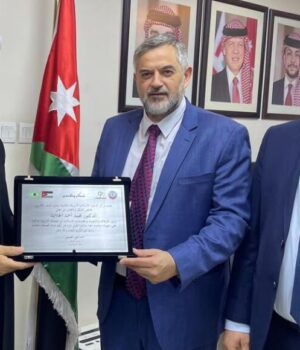 CDIAL Fortalece Laços Culturais e Educacionais com a Jordânia Diretor geral do CDIAL, Ziad Ahmad Saifi, entrega placa de homenagem a Sua Excelência o Ministro de Awqaf, Assuntos Islâmicos e Lugares Sagrados do Reino Hachemita da Jordânia, Dr. Mohammad Al-Khalayleh.