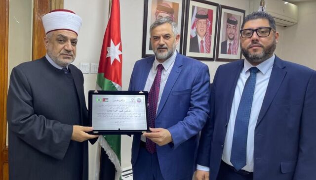 Diretor geral do CDIAL, Ziad Ahmad Saifi, entrega placa de homenagem a Sua Excelência o Ministro de Awqaf, Assuntos Islâmicos e Lugares Sagrados do Reino Hachemita da Jordânia, Dr. Mohammad Al-Khalayleh.