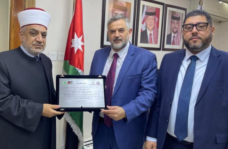 Diretor geral do CDIAL, Ziad Ahmad Saifi, entrega placa de homenagem a Sua Excelência o Ministro de Awqaf, Assuntos Islâmicos e Lugares Sagrados do Reino Hachemita da Jordânia, Dr. Mohammad Al-Khalayleh.