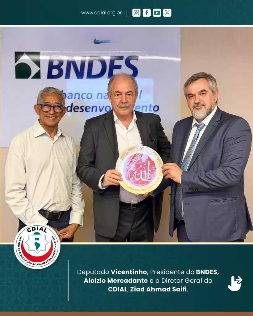 Ziad Saifi entregou ao Presidente Aloizio Mercadante um exemplar do Alcorão Sagrado, reforçando o compromisso do Islam com a paz, a sabedoria e o entendimento mútuo entre as culturas.