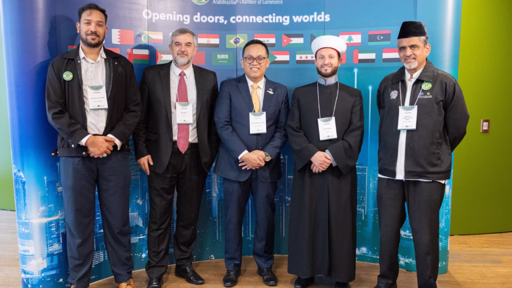 CDIAL firma memorando de colaboração com a Fundação Yayasan Restu durante evento da MATRADE em São Paulo 1 Ziad Ahmad Saifi vice-presidente do CDIAL, cônsul-comercial da Malásia, Amirul Azman Ahmad, representantes da Fundação Yayasan Restu, Sheikh Kamal Chahin (CDIAL)no ato de asinatura do memorando.