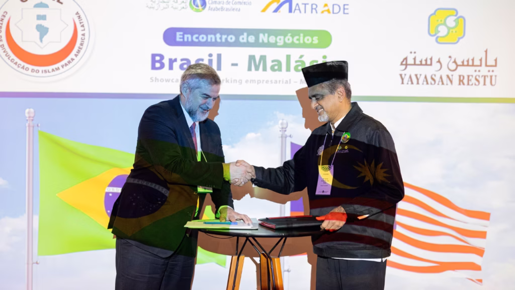 CDIAL firma memorando de colaboração com a Fundação Yayasan Restu durante evento da MATRADE em São Paulo 4 Ziad Ahmad Saifi (CDIAL), e representante da Fundação Yayasan Restu, no ato de asinatura do memorando.