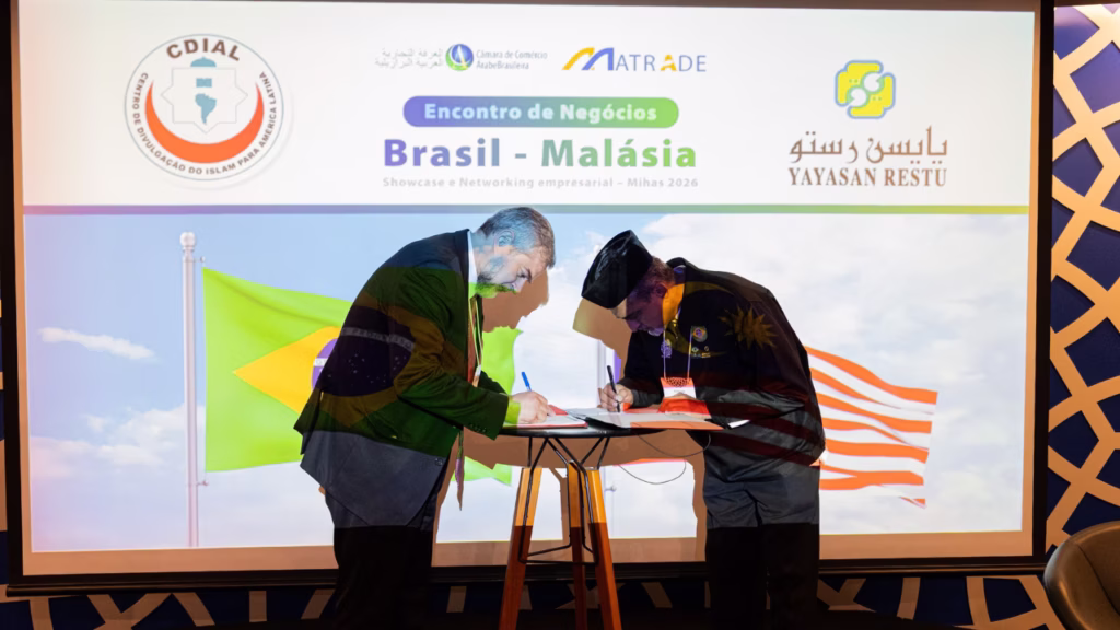 CDIAL firma memorando de colaboração com a Fundação Yayasan Restu durante evento da MATRADE em São Paulo 3 Ziad Ahmad Saifi (CDIAL), e representante da Fundação Yayasan Restu, no ato de asinatura do memorando.