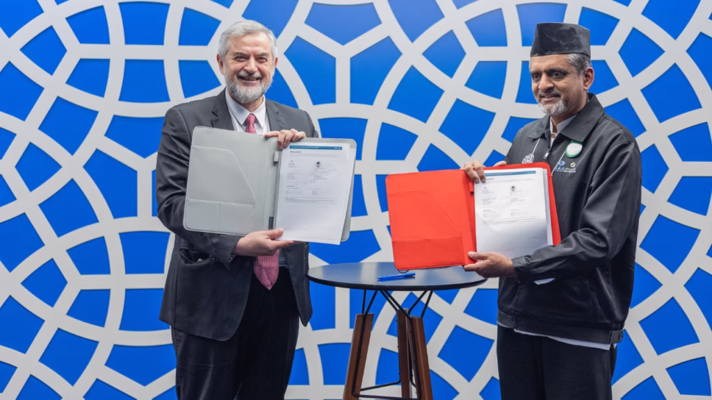 CDIAL firma memorando de colaboração com a Fundação Yayasan Restu durante evento da MATRADE em São Paulo 2 Ziad Ahmad Saifi (CDIAL), e representante da Fundação Yayasan Restu, no ato de asinatura do memorando.