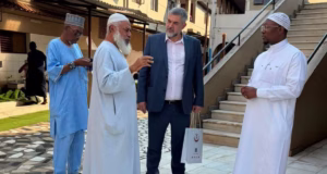 Vice-Presidente do CDIAL visita o Instituto Hamza e reforça cooperação entre instituições islâmicas em Moçambique O Vice-Presidente do CDIAL, Ziad Ahmad Saifi, realizou uma visita institucional ao Instituto Hamza, na cidade da Matola, em Moçambique. O encontro fortaleceu a cooperação entre as instituições e promoveu a troca de experiências sobre educação islâmica, formação de lideranças e desenvolvimento da comunidade muçulmana.