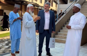 Vice-Presidente do CDIAL visita o Instituto Hamza e reforça cooperação entre instituições islâmicas em Moçambique O Vice-Presidente do CDIAL, Ziad Ahmad Saifi, realizou uma visita institucional ao Instituto Hamza, na cidade da Matola, em Moçambique. O encontro fortaleceu a cooperação entre as instituições e promoveu a troca de experiências sobre educação islâmica, formação de lideranças e desenvolvimento da comunidade muçulmana.