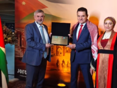 CDIAL participa das comemorações pelos 80 anos da Independência do Reino Hachemita da Jordânia em Brasília Vice-Presidente do CDIAL, Ziad Ahmad Saifi, homenageia Sua Excelência o Embaixador Dr. Maen Masadeh durante celebração dos 80 anos da Independência do Reino Hachemita da Jordânia.